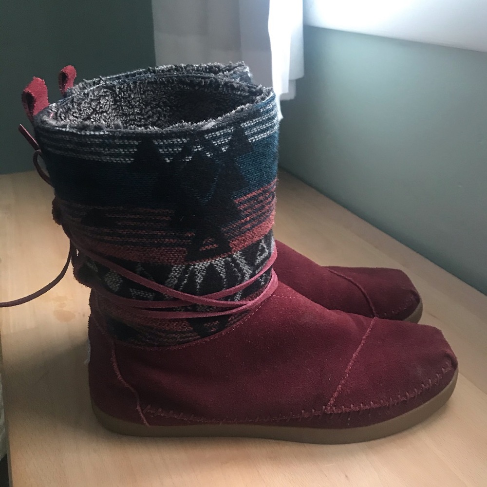 Toms burgundy boho mukluk boots with tie back 10